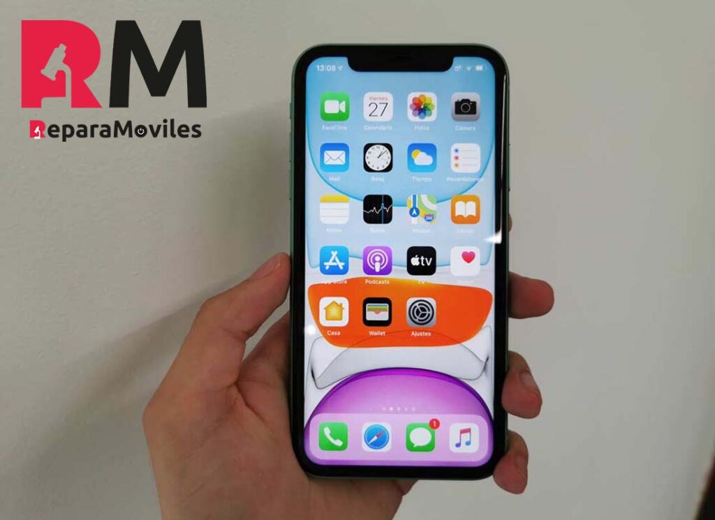 iphone 11 cogido con la mano con logo reparamoviles